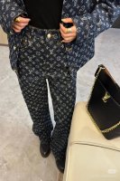 款号：Zmr12# Louis Vuitton Lv路易威登满印提花牛仔直筒长裤 整体衣服设计感十足 经典满印Lv字母Logo 非常有高级感 25最新纯色搭配白