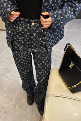 款号：Zmr12# Louis Vuitton Lv路易威登满印提花牛仔直筒长裤 整体衣服设计感十足 经典满印Lv字母Logo 非常有高级感 25最新纯色搭配白
