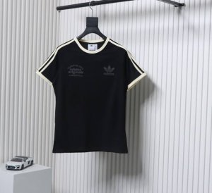 Adidas 三叶草圆领刺绣短袖T恤 面料采用300克重磅洗水纯棉 特定重磅21S精棉平纹针织面料 搭配32S+70D拉架螺纹 95%精棉*5%氨纶双纱罗纹 精