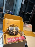 礼盒包装 Lv新款双子星 目测是下一个爆款Saumur Bb一上就下单了 实物比网图好看对我来说基本没啥缺点，感觉是下一个爆款Size：20*15Cm