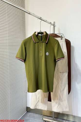 L514 Mo蒙口 25早春夏新款三色饰边Lo短袖，这款Lo衫采用高端棉质珠地面料制成，是适合各种季节的隽永设计单品。经典款式，以三色细节点缀袖口和领边，胸前饰