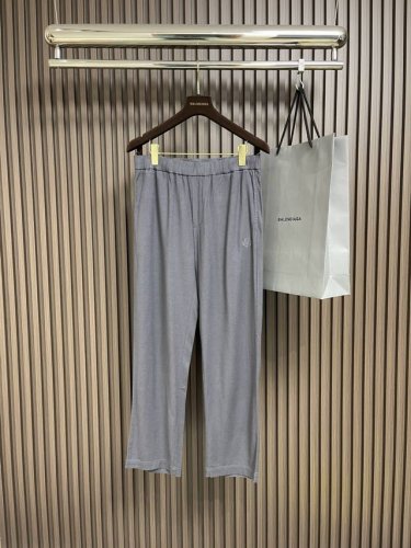 Loropiana Lp男士亚麻天丝休闲裤，休闲裤作为随时随地男人都能穿搭的时尚单品，简洁的设计配合高档面料，细节点缀，立体剪裁，手感顺滑光泽度高，上身后度非常