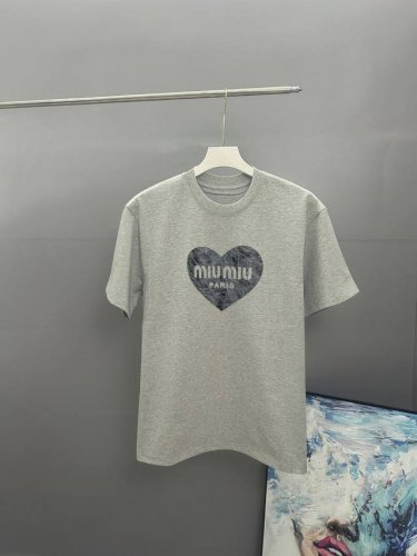 Miumiu 2025春夏经典印花圆领短袖T恤采用280克双纱精棉，衣服偏厚使整体高透气和柔软性，高版本，三标齐全！男女同款 颜色：白色 黑色 灰色 -尺码：S