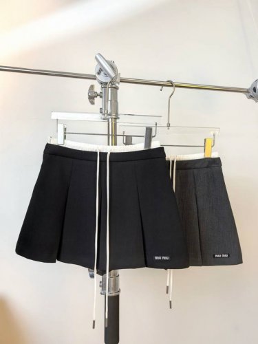 25 春夏新款 Miu Miu 复古学院风字母Logo抽绳百褶裙 小A版半裙 超短裙完美腿型修饰 简单粗暴百搭 高街时髦炸街神器 版型无限拉长大长腿 上身巨显瘦
