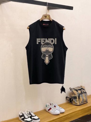 直 品牌 Fendi 芬迪 2025夏季新品背心T袖 经典简约款式 任何人都可以轻松驾驶 进口定制丝光棉面料 手软舒适有型 吸汗透气 ，胸前经典品牌字母Logo