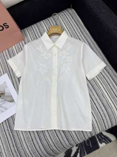 爆款现货 原单高品质 Miu Mi*｜25新款绣花衬衫 颜色百搭高级 定制版型包容性好 尽显高级随意感 视觉盛宴 四季必入的百搭单品 订制面料，休闲范儿十足 女