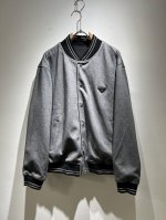 p380 Prad*A普*达双面夹克！2025早春夹克外套，官网同步！最新时尚休闲拉链夹克，时尚夹克外套此款夹克外套选用了P家专业定制原版面料制成，表面整洁光滑