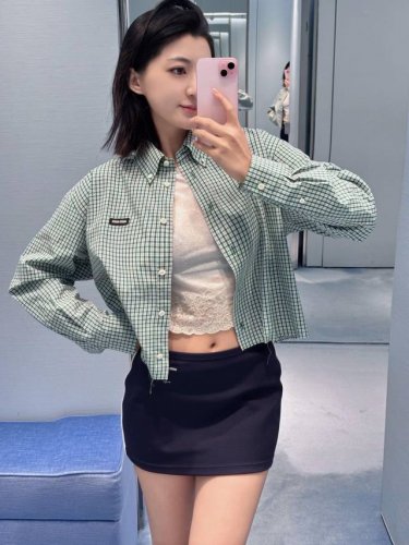 Miumi* 25Ss春夏新款 绿色格纹翻领短款长袖衬衫。原版开发！高版出品！继续Miu腔调 女团学院风走起 Yb定制的格子纹路 格调拉满 版型裁剪到位 零改动