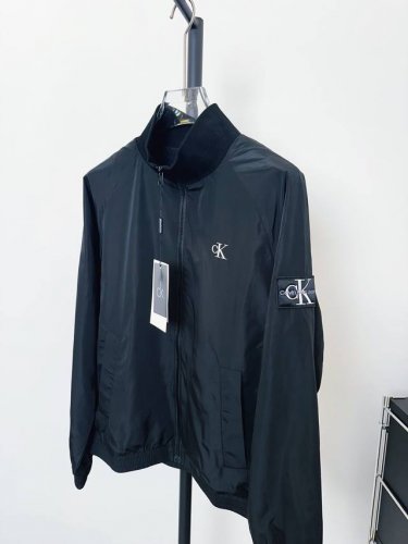 款号：D139 Ck袖章外套 版型超正 双手推荐 独家定制面料 辅料 内衬同步原版 手臂袖章 拉链开模定做 增加整体质感 1:1定做金属拉链头 细节体现品质 面