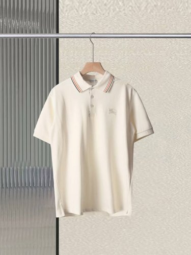 新款上架 Burberry 2025Ss棉质翻领Polo衫 领子融入品牌经典条纹撞色设计，左胸战马刺绣，简约大气细节感超满，采用高密度 珠地布制成100%棉质，