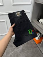 迪奥 新款来袭2670新春爆款新品 专柜有售 实体店极品牛仔裤专柜原版1:1好货，适合各个年龄段。市场最高版本的欧洲进口面料。舒适柔软亲肤，上身效果超级棒时尚百