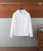 Bur巴宝莉、25春夏新品夹克外套！采用进口轻尼龙科技面料制作，上身柔软舒适，超级轻盈！款式更是时尚有型，五金全部客供，拉链刻有 Logo ，各种细节凸显品质！
