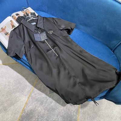 prad* 24春夏新款 翻领短袖拉链宽松连衣裙 经典三角标装饰 版型设计巨好看的一件 甜酷风和优雅赫本风的碰撞 今年最新尼龙系列 1色码数Sml