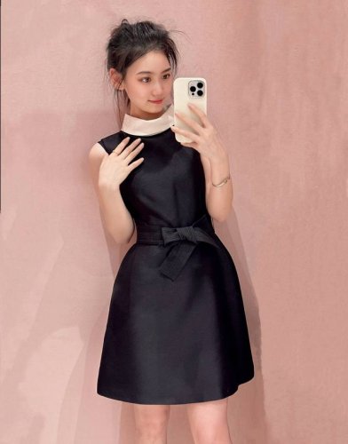 miumiu传承系列赫本裙 焕新春日色彩，演绎心动时刻 柔美的樱花粉与经典廓形相映成趣，诠释浪漫与优雅的完美平衡。 闪耀的水波金流淌于经典廓形之间，宛如晨曦中的