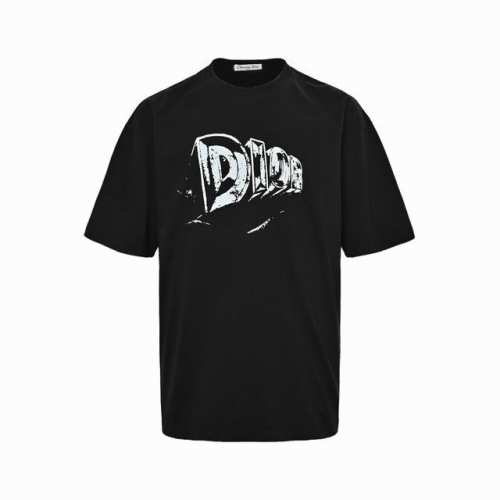 : 160 Dior 迪奥 25Ss 手绘字母印花短袖 面料采用定制240G 26支特滑双股精棉平纹高密无尘全棉布料。前幅高密度加厚，走线平整，代工品质，全套定
