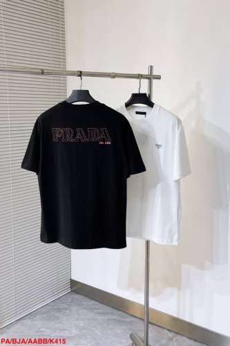 P200 K415 Pa普拉达 2025夏季新品男士圆领短袖T恤 。Os设计裁剪,兼具个性时尚范儿,与生俱来的不平凡.单穿内搭皆适宜 极简休闲的经典风格来自Pd
