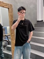 P250普拉达短袖系列 季度：2025春夏 颜色：黑色 象牙白 石墨灰 尺码: M-5Xl 版型：微阔版型 克重：220克重 兰精莫代尔面料 成份：100%棉