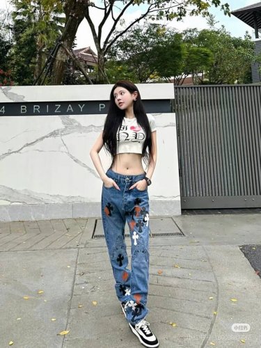 供 顶级版本 Chrome Hearts 克罗心城市限定火焰黑红白贴皮牛仔裤均需要成品水洗后再拆开手工订绵羊皮十字皮再拼接完成 整件工艺多到说不清 柜价30W+