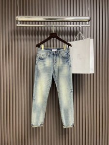 Valentino 华伦天奴 2025Ss早秋新品休闲牛仔裤 进口原版弹力面料 舒适有弹性 原版五金辅料装饰 版型超正 档次极高 活力十足 尺码 28-38 有