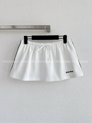 爆款现货 蓬蓬运动风半裙 采用纹理珠地布与科技针织面料结合。纹理珠地布透气且有独特纹理质感；科技针织面料弹性佳、贴合身形。 蓬蓬裙型带来丰富量感，展现活泼俏皮的