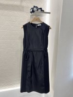 Moncle*2025新品上架 拼接抽绳背心裙 定制Yb进口醋酸环保尼龙材质 工艺处理 质感光泽 垂顺有型 背心裙剪裁 通体素色利用剪裁和细节提升精致度 腰身抽