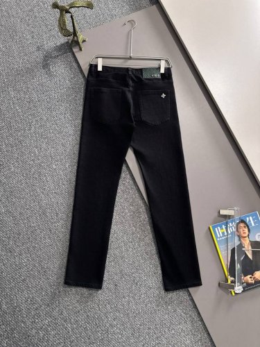 Lv2025四季款修身牛仔裤长裤，采用进口客供日本Denim平纹棉质牛仔面料梭织生产，三标齐全，简约不失大气，柔软细腻舒适，上身百搭时尚 码数：28-38 下单