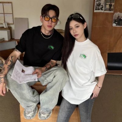 斯图西Stussy炫彩眼睛印花短袖百搭T恤短袖情侣款 面料：重磅双纱300G纯棉新疆长绒棉越洗越有质感穿上去不松垮不起球不掉色。 克重：绝对用料实打实300克
