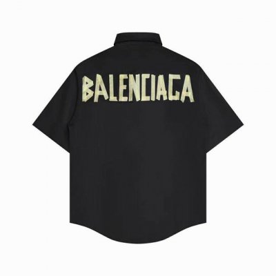 balenciaga巴黎世家23Ss新款黄色胶带衬衫短袖 定制府绸面料 正面净版设计 后背胶带艺术字母标语采用柯式烫画高温热压而成 衬衫与短袖的印花并不相同 独