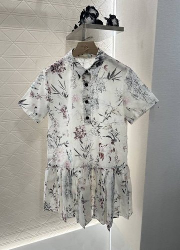 dio*2025新品上架 压褶短袖连衣裙 定制Yb进口丝棉材质 质感光泽 垂顺有型 压褶翻领短袖衬衫连衣裙剪裁 通体满印花叶等自然元素 配色清淡颇具新中式风格