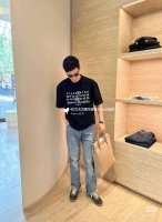阔版 男女同款 Mm6 马吉拉 品牌服饰圈上0~23其中一个数字的布片来示意衣服所属的设计系列，女装基本衣饰则以6号来示意，10号是男装系列的代号，2025年新
