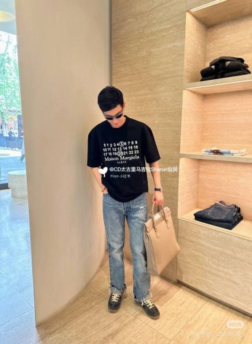 阔版 男女同款 Mm6 马吉拉 品牌服饰圈上0~23其中一个数字的布片来示意衣服所属的设计系列，女装基本衣饰则以6号来示意，10号是男装系列的代号，2025年新