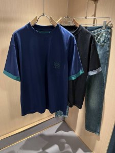 Loe*We罗*威 2025春夏新款男女同款短袖T恤 意大利原厂订单渠道 极具个性高级风 标志Logo图案刺绣工艺设计 情侣款纯棉短袖T恤 最新时尚潮流人气产物