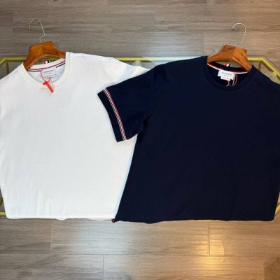 可搭配同款短裤 对标专柜★过验版本★Thom Browne 汤姆布朗尼Ss25春夏新款标签短袖 定制定染潮韵精棉双面幻织 富有质感 色泽饱满 舒适贴肤 深蓝雅韵
