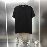 路易威登 Lv 2025春夏新款男女同款短袖T恤 定制专属300克重双纱纯棉面料 定制原版工艺螺纹车工 立体中空绣拱桥绣工艺设计 颜色 黑色 白色 紫色 尺码