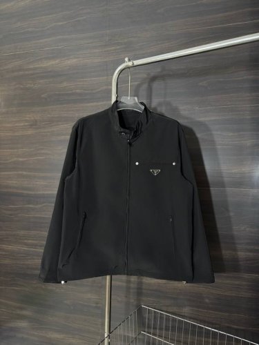款号：He228 prada-普拉达25新款立领拉链小标外套 衣服面料采用原版轻薄梭织面料，上身轻盈透气，胸前口袋缝制原版五金三角小标，定制原版五金拉头拉链，下