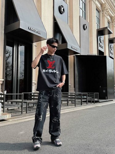 25Ss Lv秀场联名限定新款圆领短袖T恤 选用330克双纱平织棉面料打造 螺纹针织领口 男女同款 码数 S-2Xl 颜色 黑 白两色 尺码表 s 胸围108