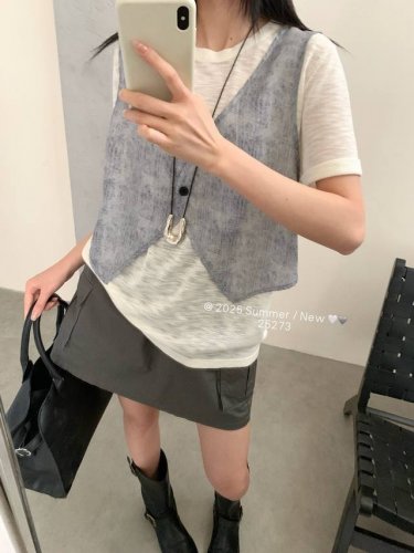 灰色马甲短袖假两件