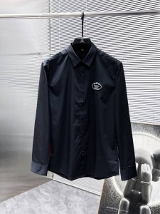 普拉达 Prada Ss新款长袖 衬衫 衬衣，高端版本！专柜定制面料 透气舒适度高，细节无可挑剔，品牌元素设计理念，体现高品质。手感细腻柔软！呈现休闲裁剪，上身