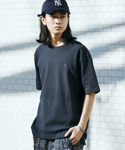 lacoste Journalstandardjs鳄鱼珠地布圆领T恤 下摆采用开衩规格 前后有差异 营造出适度的逃脱感 此外 章仔染成与身体相同的颜色 使其具有