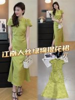 连衣裙 江南人丝绿绮提花裙，宛如春日里的一抹诗意。清新绿调，似嫩柳初绽，灵动且雅致。人丝材质轻柔贴肤，如微风拂过。精致提花工艺，似隐于江南烟雨中的古典画韵，细腻
