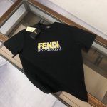 fendi 芬迪 最新款情侣款圆领短袖 情侣T恤 春夏新品 高品质 时尚百搭潮款 定制进口面料 立体重影字母Logo印花工艺 穿着舒适 透气 时尚不失个性 上身