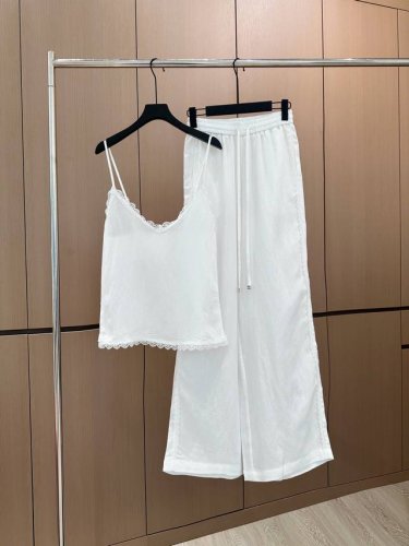 爆款现货 原单品质 Chane* 25新品天丝亚麻套装 订制高品质面料 花边背心搭配休闲长裤 极简主义风法式优雅的慵懒风 休闲又时髦 立体剪裁版版型可甜可盐减龄