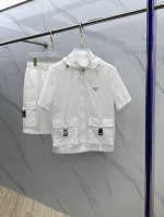 prad* 普拉达 男士徽标饰Re-Nylon百慕大短裤套装，精彩亮点的大口袋，原版定制高密度尼龙，更加轻薄柔软，手感爽滑，松紧系带，短裤内置网格内里，拉链拆卸
