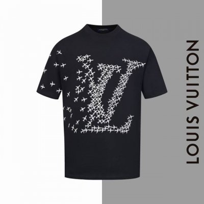 款号#Z48 Lv飞机大标印花圆领短袖 Louisvuitton官网一致款式 面料：32支双纱280克纯棉面料 同缸同色织染螺纹 颜色一致 工艺：进口机器白墨直