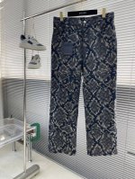 长裤 上衣 -驴牌 25Ss新款滑板牛仔裤取材当季 Snakoflage 丹宁布，以像素风格的蛇纹提花重绎 Damoflage 图案。后部 Damier 标签点