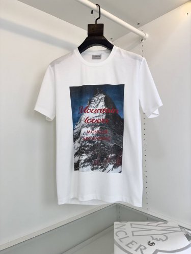蒙**口Mon**Er 春夏 柜在售！ 户外休闲重工刺绣印花圆领短袖T恤衫 印花结合高密刺绣的工艺来呈现 山の字母主题 时尚而有亮点 略微宽松的剪裁 迎合当下时