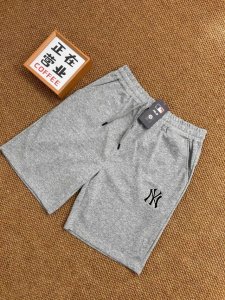 Mlb 洋基队 Ny夏季最新款基础灰色五分休闲短裤 采用重磅华棉面料，触感柔和、垂感强，穿着体验感好 4-5级水洗色牢度不易褪色 面料采用水洗印染工艺 水洗不褪