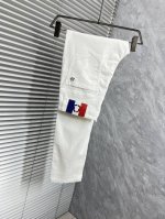 蒙口 2025春夏高级时装感，超柔牛仔面料 , 浅色洗水牛仔裤。 面料很特殊，超细精仿棉纱混纺，超柔舒适感。 具备牛仔随性感 ,休闲感 ,有轻松感 ,时尚感。