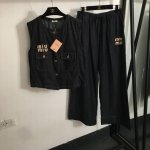款号20252223 Miumi*新款牛仔套装，亮片钉钻Logo贴布马甲外套+高腰阔腿长裤，蓝色，Sml， M码；胸围100，衣长53；腰围70弹力，长104