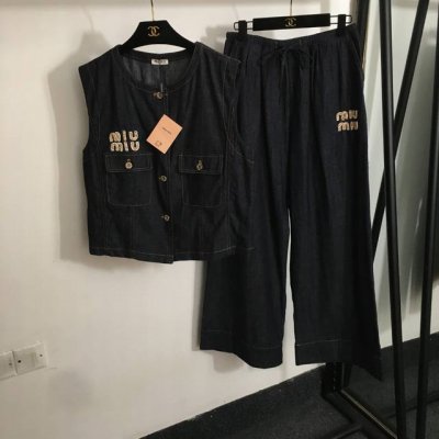 款号20252223 Miumi*新款牛仔套装，亮片钉钻Logo贴布马甲外套+高腰阔腿长裤，蓝色，Sml， M码；胸围100，衣长53；腰围70弹力，长104